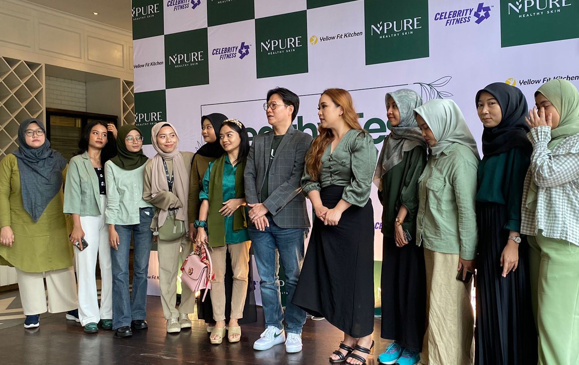 CEO NPURE Willy Handoko dan CMO NPURE Joanne Victoria berfoto bersama para penggemar setia NPURE usai konferensi pers jelang HEALTHY FEST yang digelar di Central Park Mall, Jakarta, pada Sabtu, 2 Desember 2023.