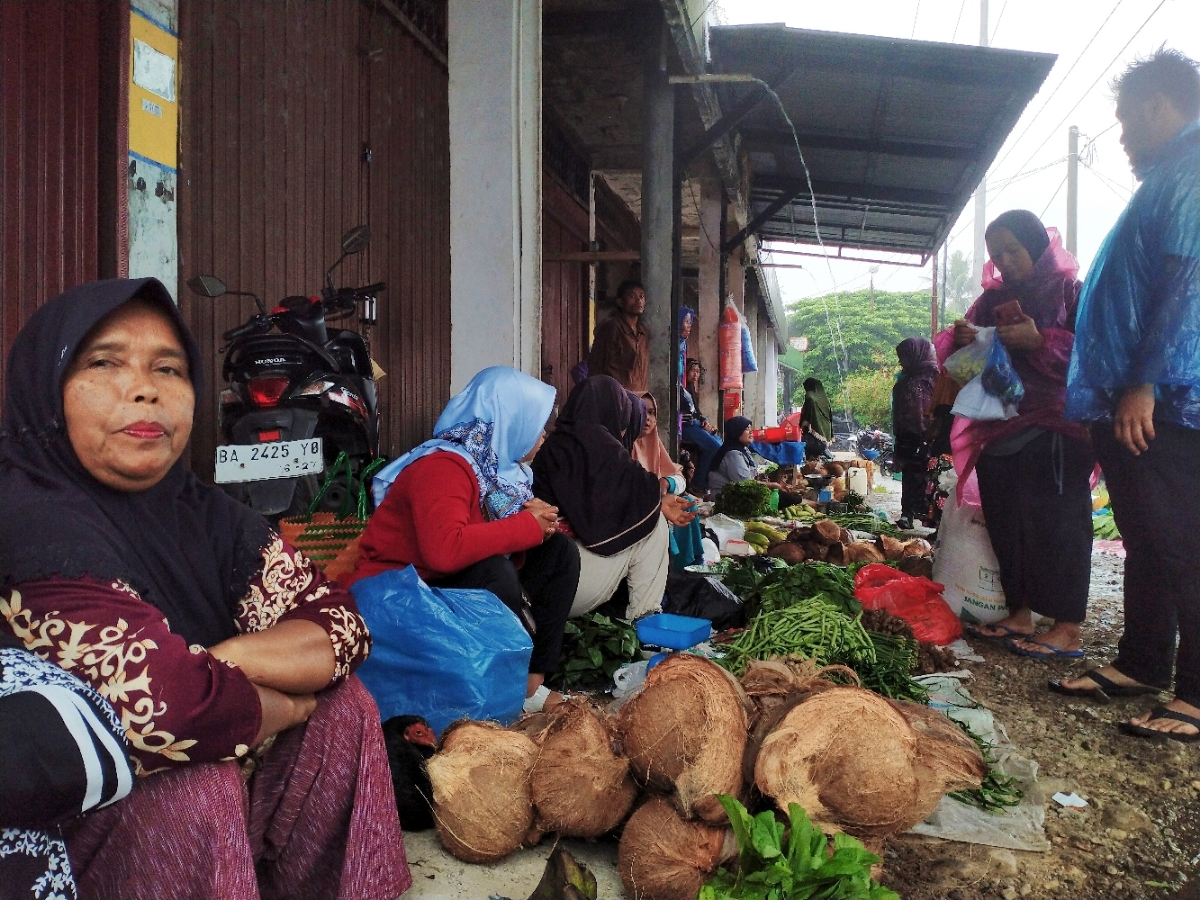 Pedagang pasar tradisional muara labuh 