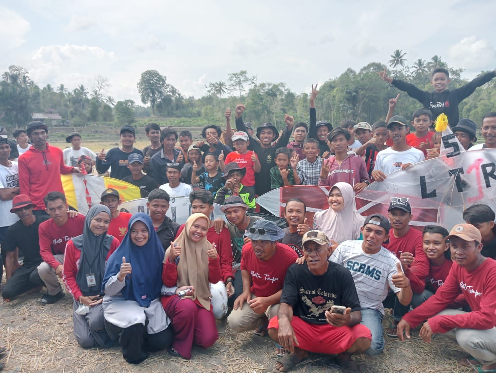 Peserta, panitia dan sponsor Lomba Layang-Layang Batu Tompo Cup 1 Desa Bajiminasa Kecamatan Rilau Ale//WartaBulukumba.Com