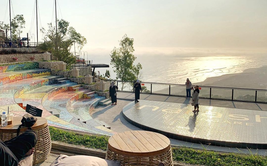 Obelix Sea View: Wisata Baru Jogja, Tawarkan Pemandangan Samudera Hindia dari Atas Bukit