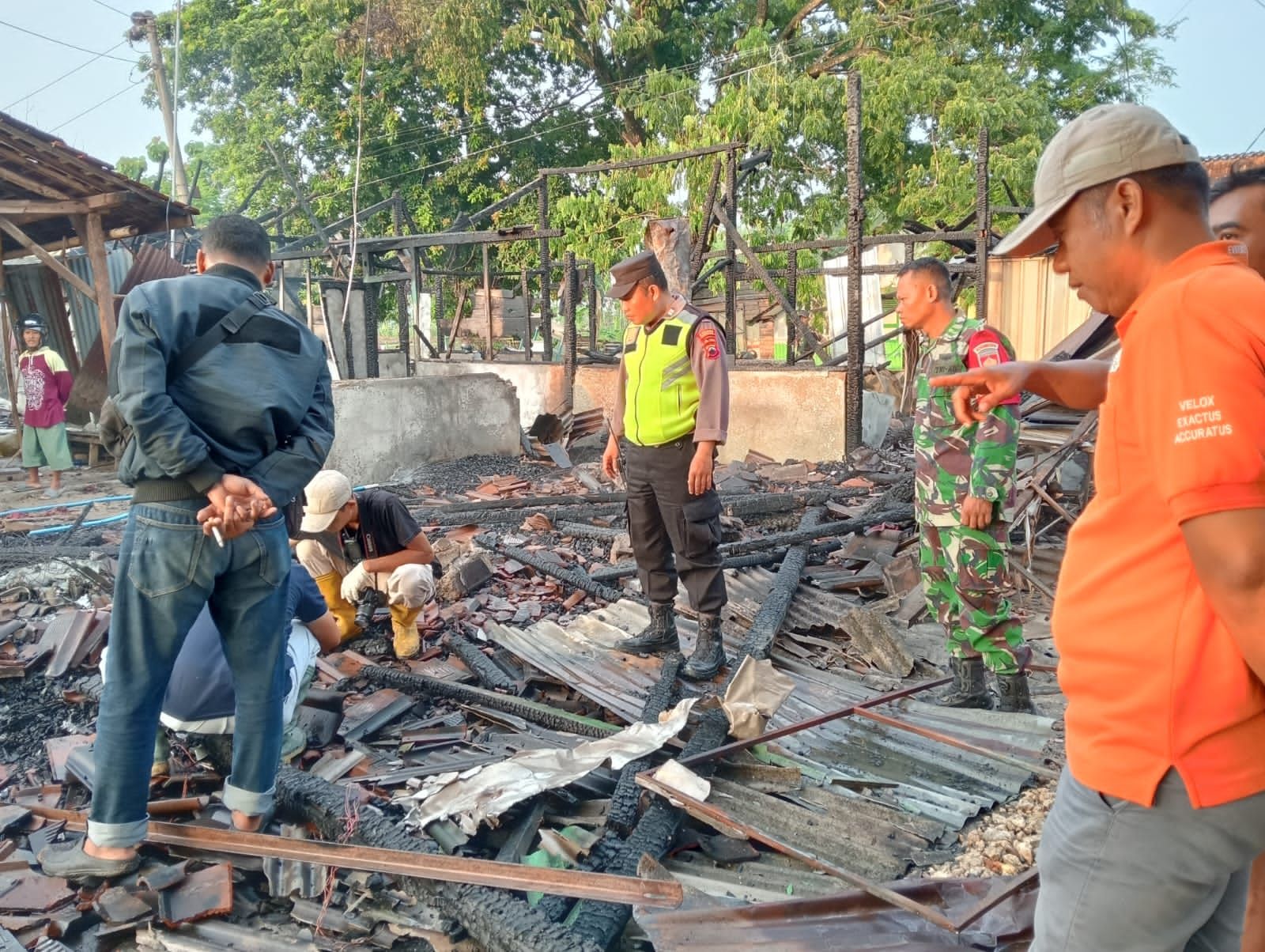 Tim Inafis Polres Grobogan melakukan olah TKP di sekitar lokasi kejadian pasca insiden kebakaran tersebut.