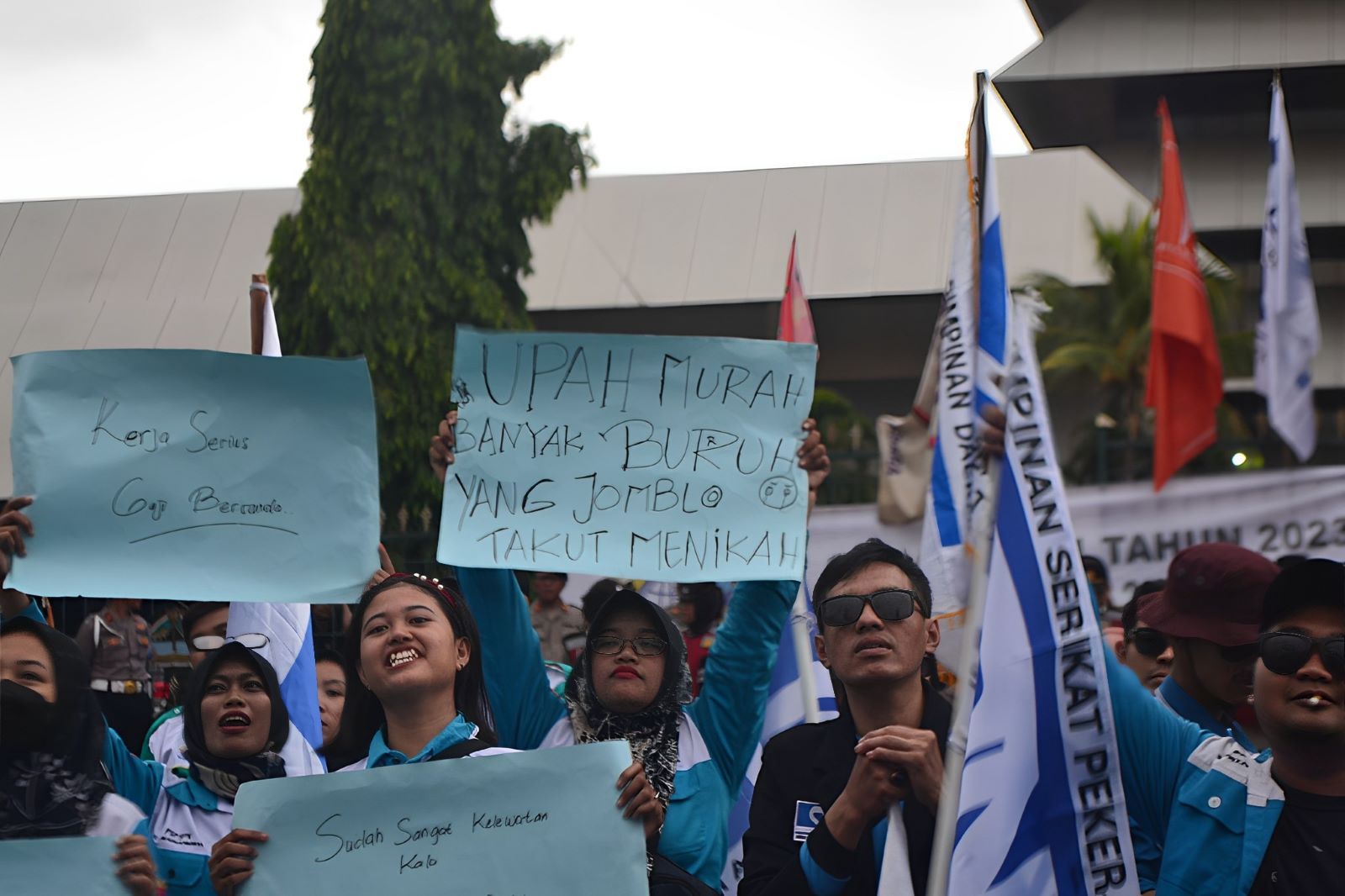 Buruh melakukan aksi demo terkait penetapan UMK Se-Jateng tahun 2024, Kamis (30/11/2023).