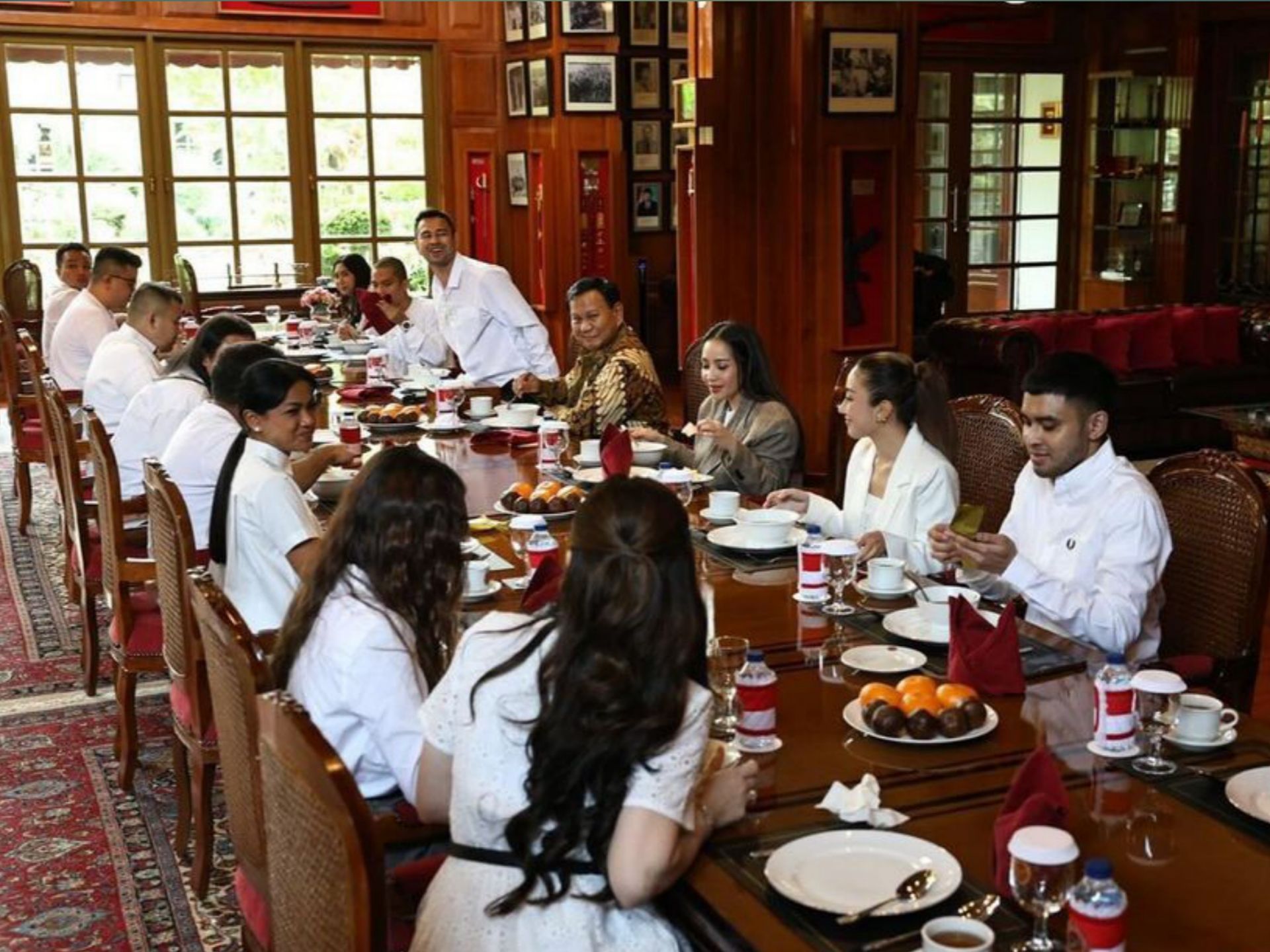 Momen Makan siang Prabowo dengan para artis dan influencer