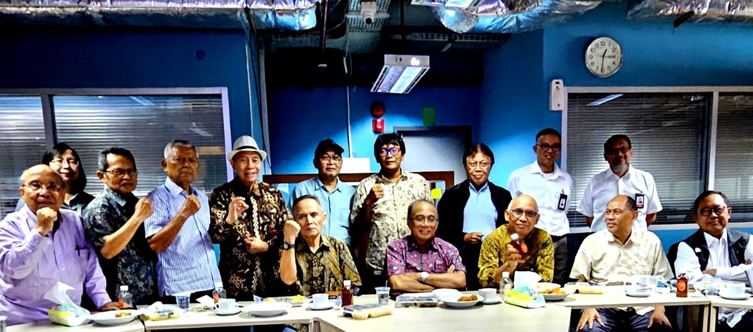 Dr. Purwoadi (Berdiri No.4 dari kanan) Pada Diskusi CTIS tentang Teknologi Kabel Bawah Laut di Indonesia, Rabu, 29 November 2023.
