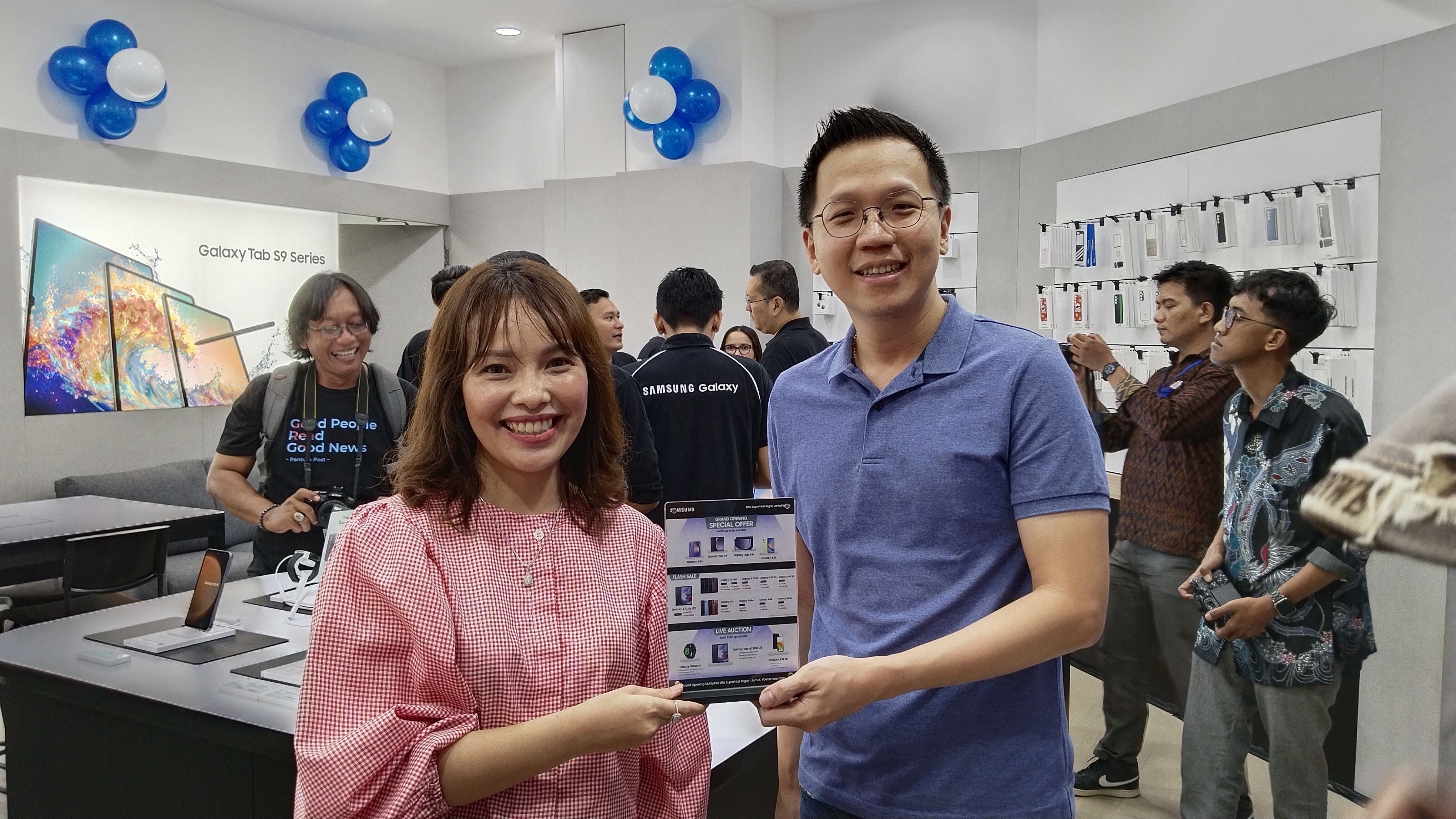 Head of Marketing PT. MAP Zona Adiperkasa, Farah Fausa Winarsih saat menunjukkan produk di Gerai Samsung Rita Supermall Tegal. 