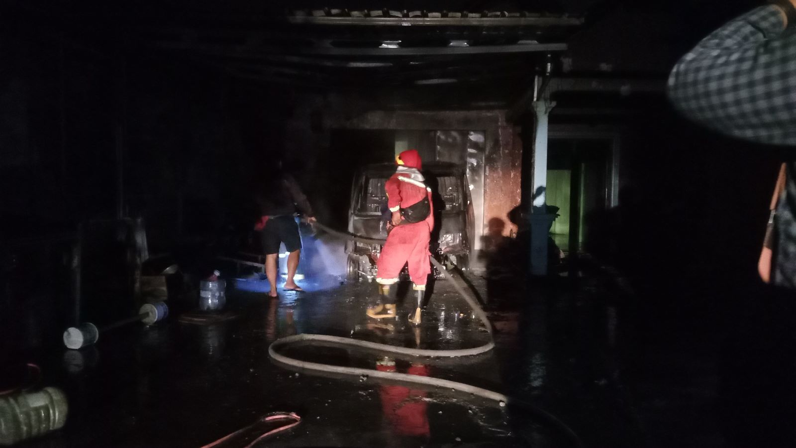 Proses pemadaman mobil yang terbakar di Desa Garung Ngampin, Kecamatan Ambarawa, Kabupaten Semarang, Kamis (30/11/2023) malam.