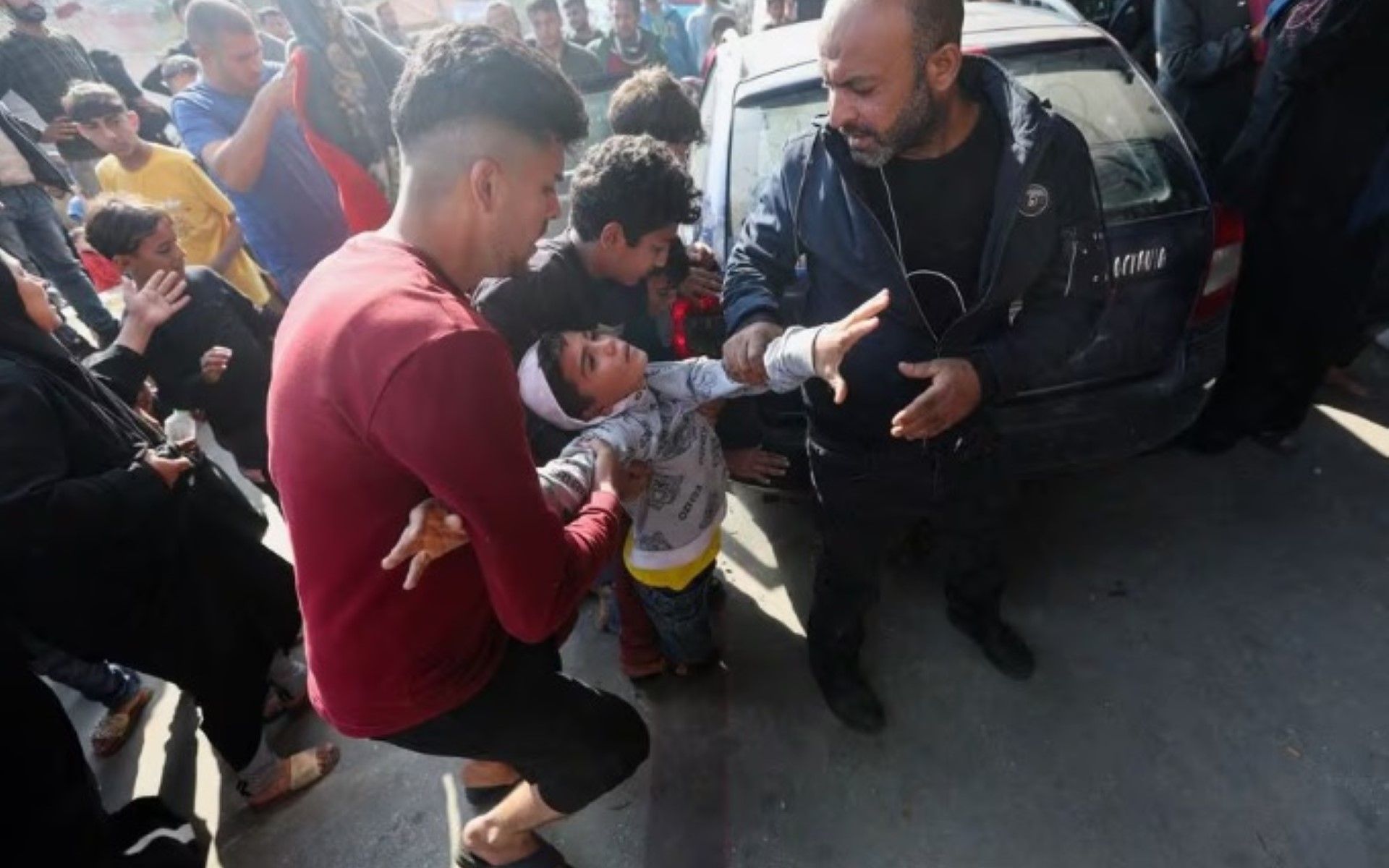 Seorang anak laki-laki Palestina dilarikan ke rumah sakit menyusul serangan Israel, setelah gencatan senjata sementara antara Hamas dan Israel berakhir, di Rumah Sakit Nasser di Khan Younis di selatan Jalur Gaza, pada tanggal 1 Desember 2023.