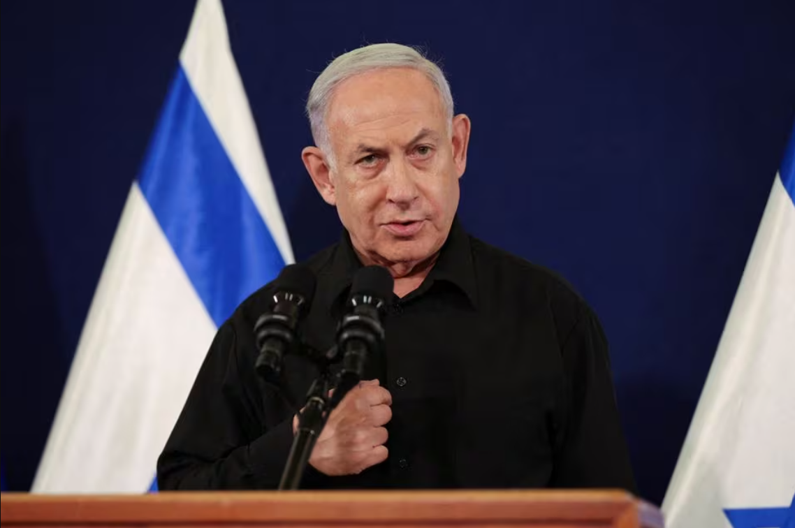 Perdana Menteri Israel Penjajah, Benjamin Netanyahu di pangkalan militer Kirya di Tel Aviv, Israel, 28 Oktober 2023.