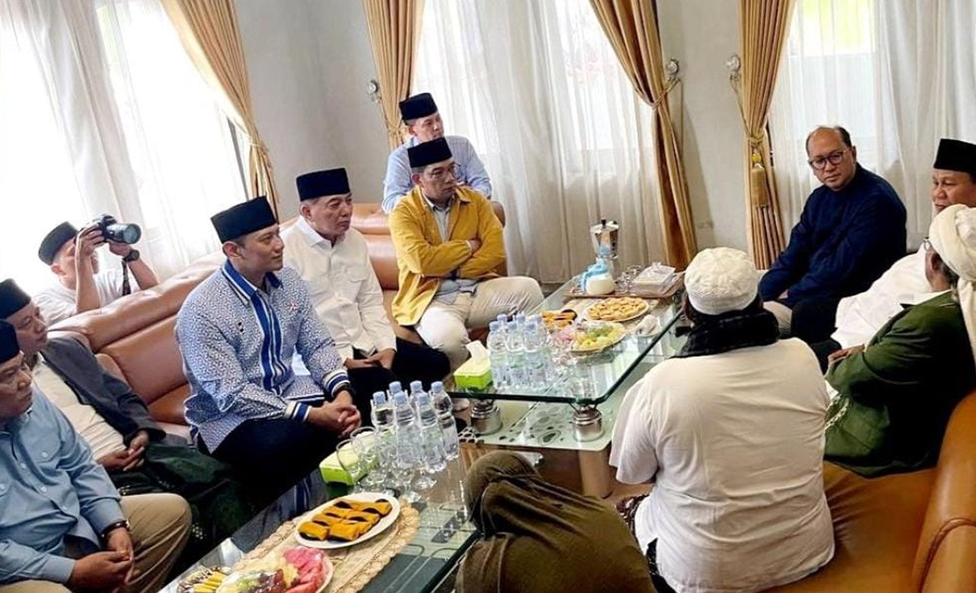 Prabowo bersama Ketua Umum Partai Demokrat Agus Harimurti Yudhoyono (AHY) dan Ketua Tim Kampanye Daerah (TKD) Jawa Barat Prabowo-Gibran, Ridwan Kamil (RK) berkunjung ke Pimpinan Pondok Pesantren Miftahul Huda, Tasikmalaya, Sabtu 2 Desember 2023
