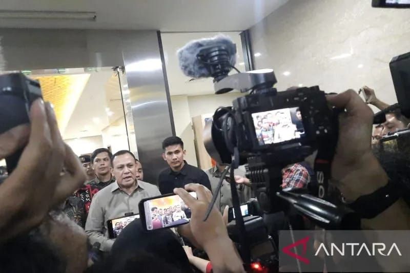 Ketua KPK non-aktif Firli Bahuri memberikan keterangan kepada wartawan usai menjalani pemeriksaan di Bareskrim Polri, Jakarta, Jumat (1/12/2023). 