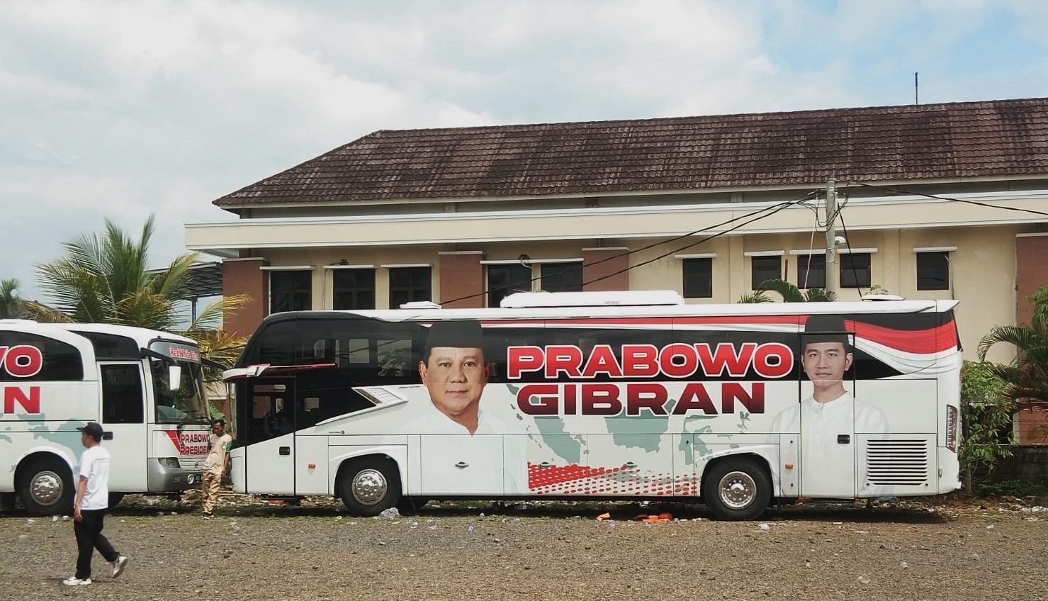 Mobil-mobil khusus Prabowo-Gibran yang disiapkan oleh Penmgusaha Bis asal tasik, H. Amir Mahpud