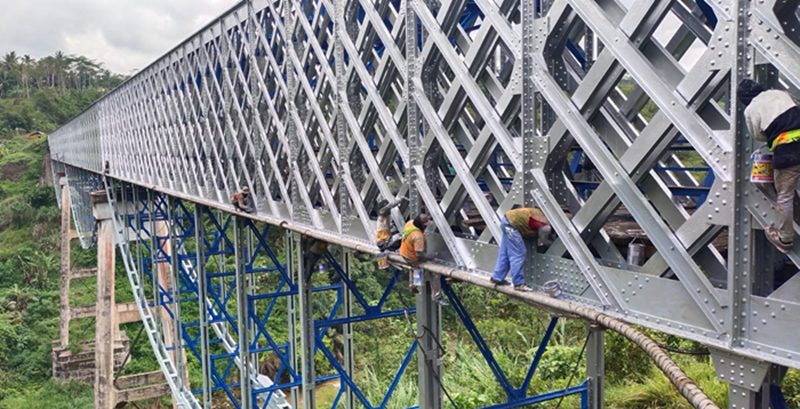 Jembatan Cirahong sedang di cat ulang sehingga tampak lebih cantik dan kokoh, Sabtu 2 Desember 2023.