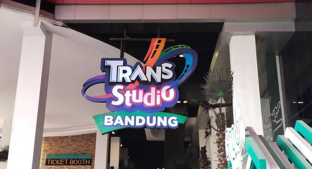 Logo Trans Studio Bandung pada gerbang masuk tempat wisata ini / Instagram/another.aisasa