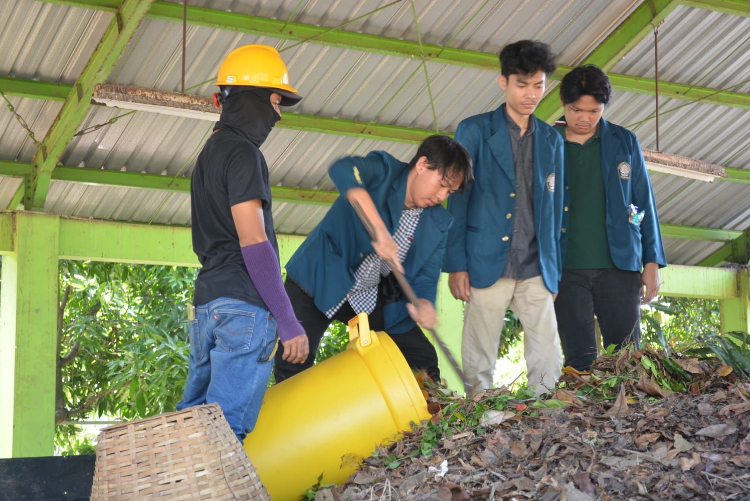 Program multi-disiplin Tim KKN-T Undip yang berfokus pada pembuatan pupuk kompos dari sampah organik.