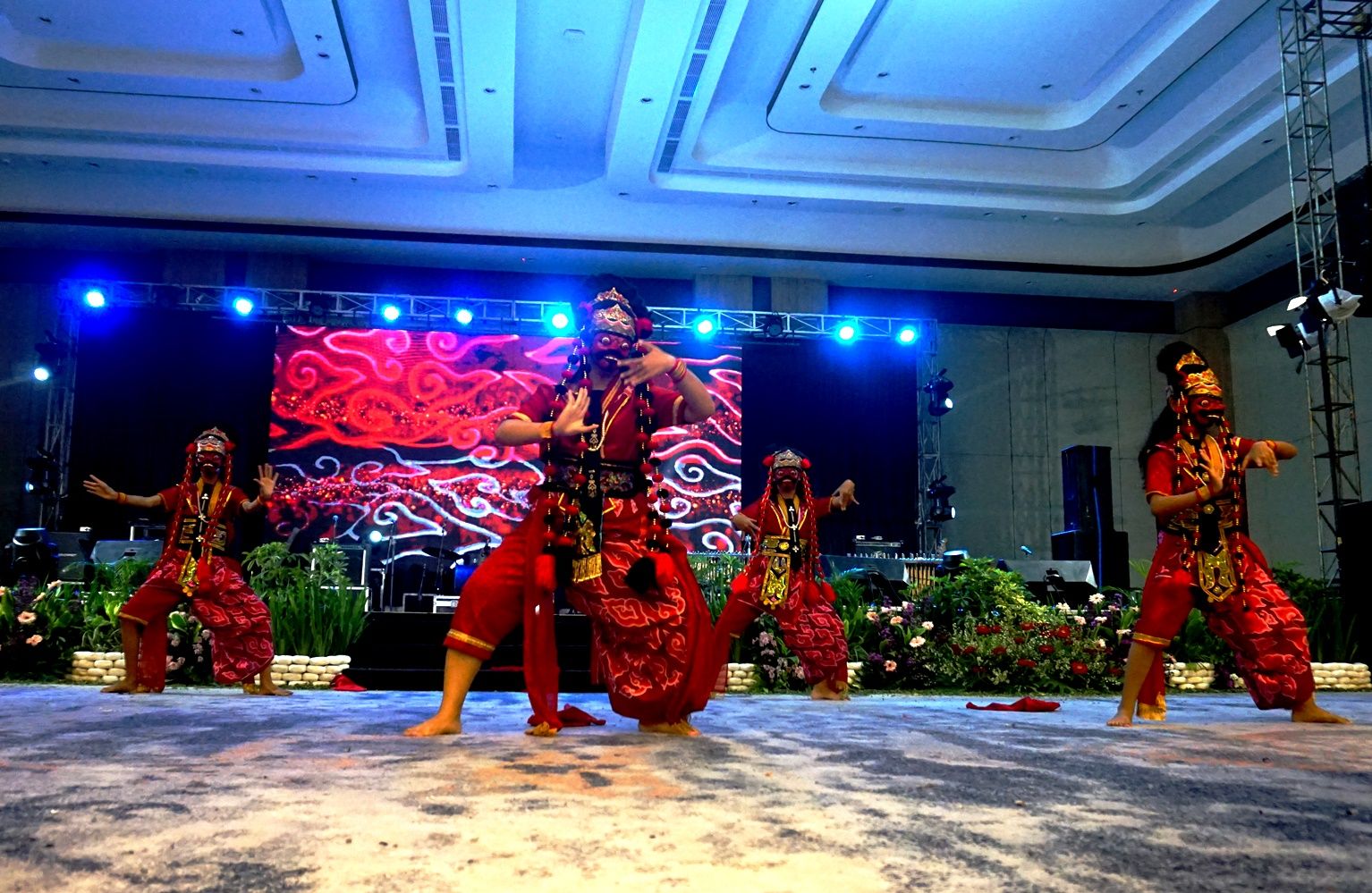Performing art Tari Topeng disuguhkan Sanggar Putri Ciremai dari Kota Cirebon di panggung Festival Angklung Kuningan 2023.*