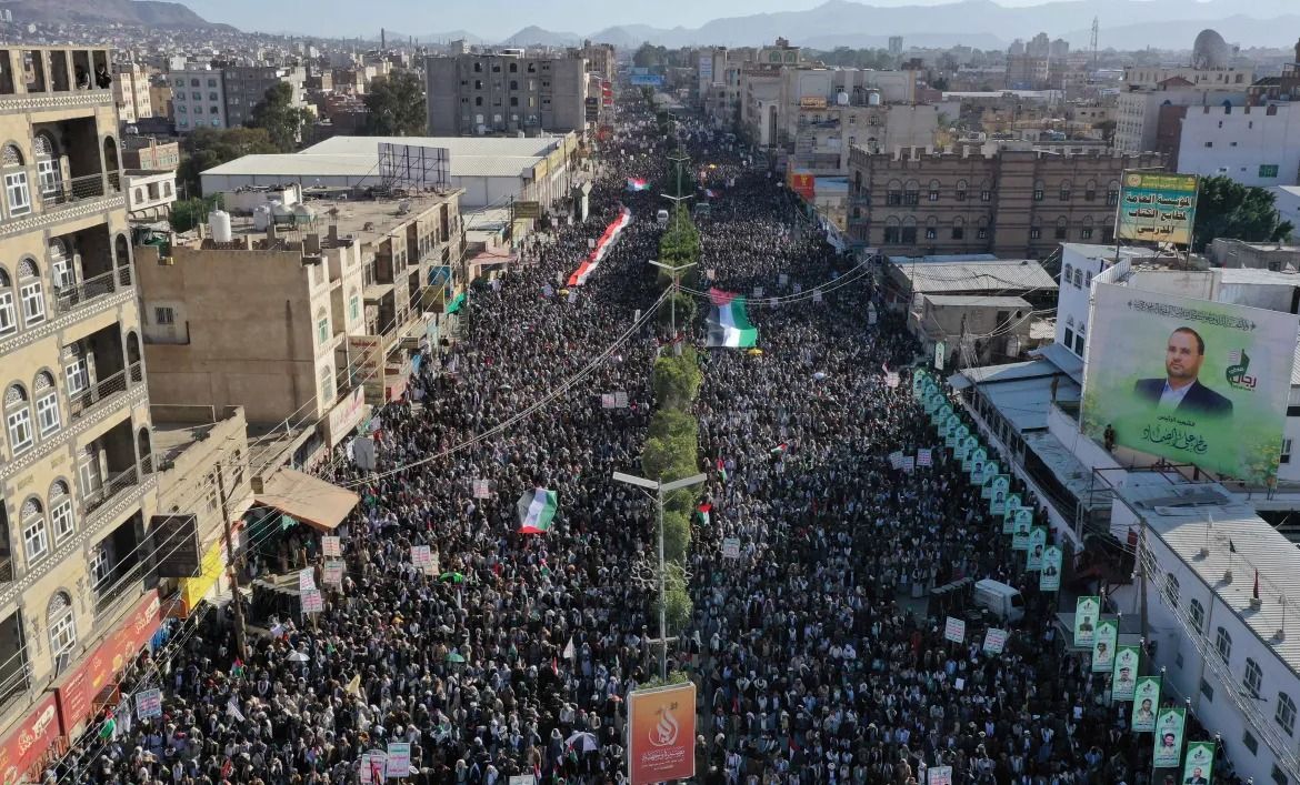 Para pengunjuk rasa memenuhi jalan-jalan di Sanaa, Yaman, untuk menunjukkan solidaritas terhadap warga Palestina dan memprotes serangan Israel ke Gaza.*/ Anadolu/ Mohammed Hamoud