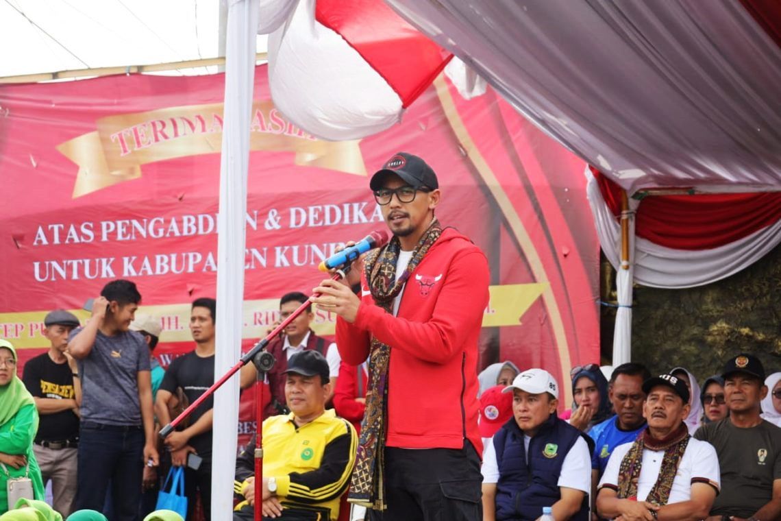 Wakil Bupati Kuningan, HM Ridho Suganda ucap pamit kepada masyarakat Kabupaten Kuningan di Taman Kota, sehari sebelum masa jabatannya berakhir.*