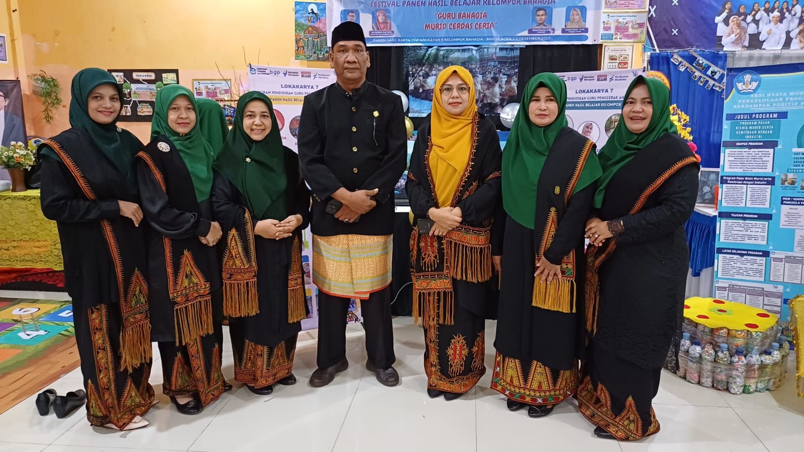 Calon Guru Penggerak Angkatan 8 Kota Banda Aceh bersama Pengajar Praktik berfoto bersama disela kegiatan Lokakarya 7 di gedung Tekkomdik Aceh