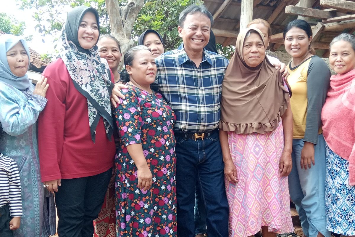 Pj Bupati Sumedang diserbu ibu-ibu di Dusun Pasir Luhur Desa Cipacing Jatinangor Sumedang, usai mengunjungi rumah ambrol bersama Kades Cipacing Dedeh (berbaju merah) pada Sabtu 2 Desember 2023