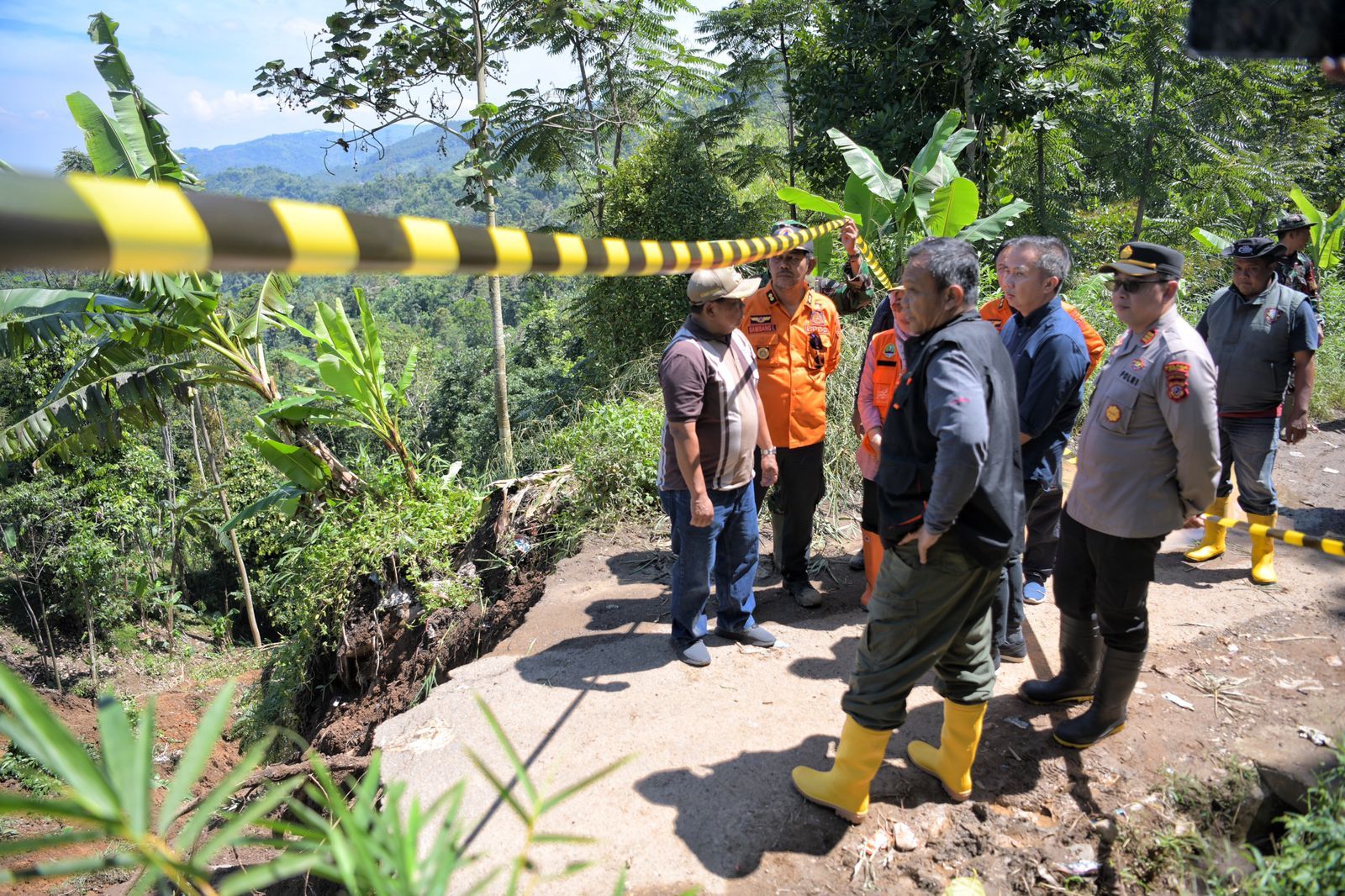 Bey Machmudin meminta aktivitas ekonomi tetap berjalan di tengah bencana longsor di Sindangkerta Bandung Barat.