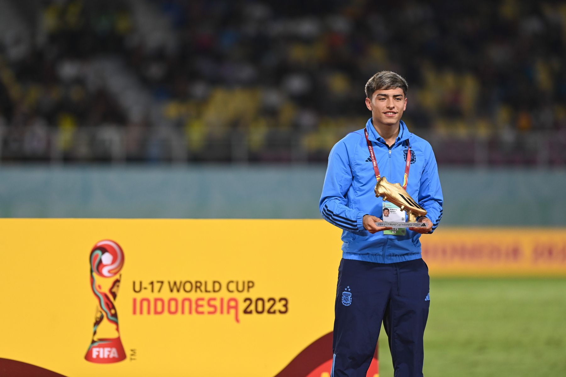 Pesepak bola Timnas Argentina Agustin Ruberto menerima sepatu emas sebagai pencetak gol terbanyak pada Piala Dunia U-17 2023 di Stadion Manahan, Solo, Jawa Tengah, Sabtu (2/12/2023). 