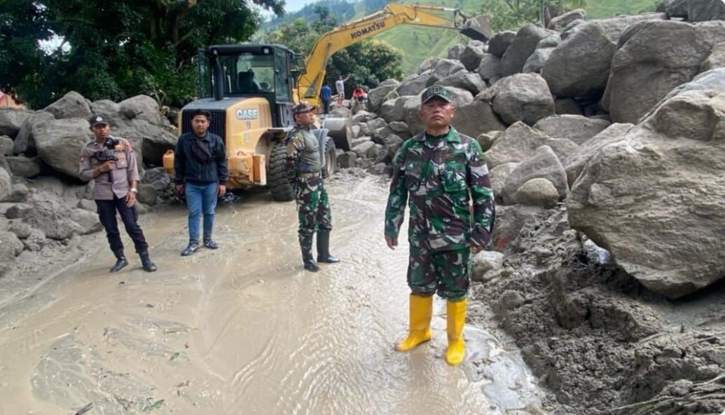 Kodam I/BB dan petugas gabungan sedang mengevakuasi salah seorang korban longsor dan banjir bandang di Humbahas.(tniad.mil.id)