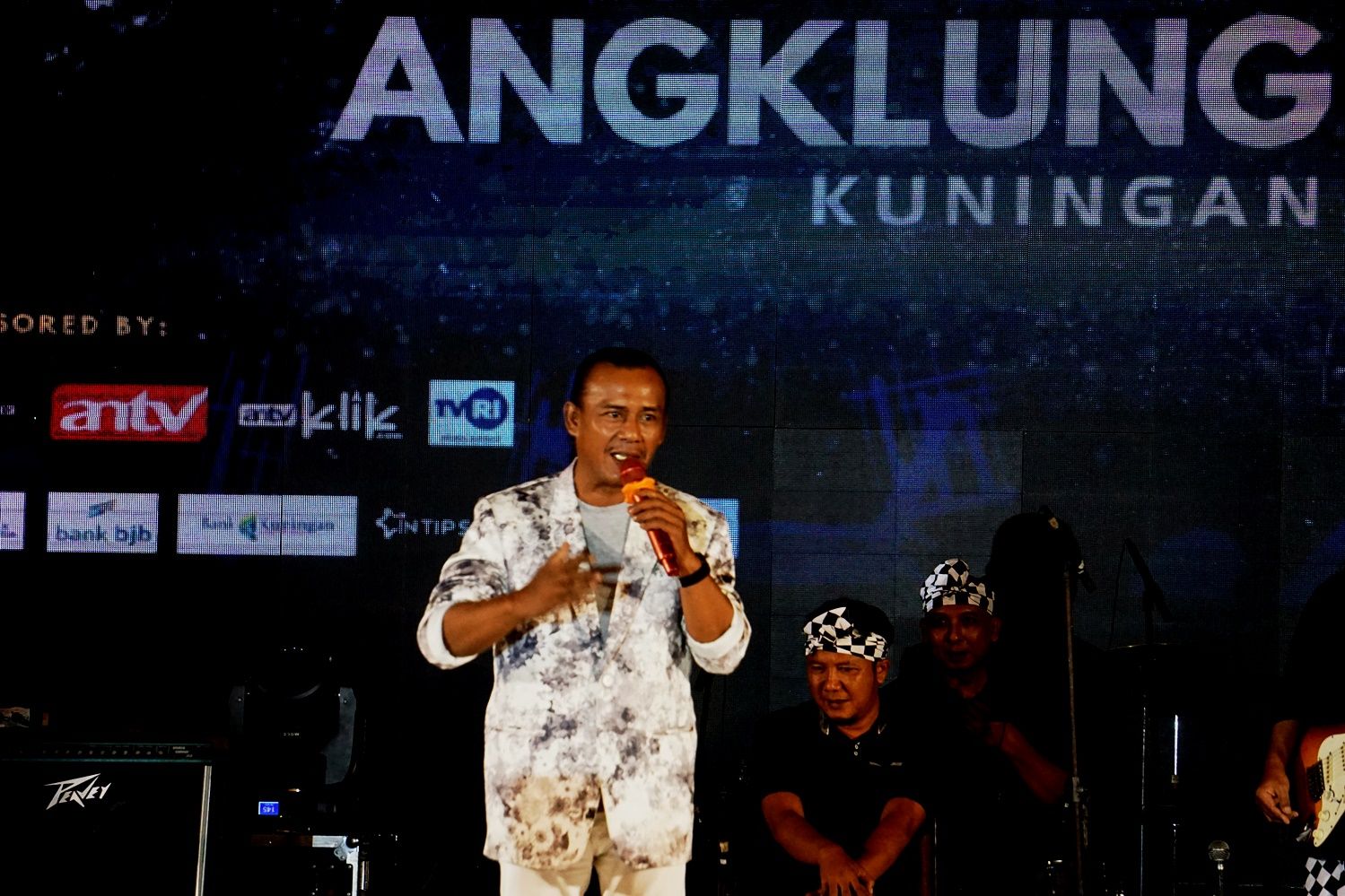 Performing dari pencipta lagu dangdut “Kandas” yang dipopulerkan oleh penyanyi Evie Tamala, ialah aksi dari Imron Sadewo yang menggoyang panggung Festival Angklung Kuningan 2023.*