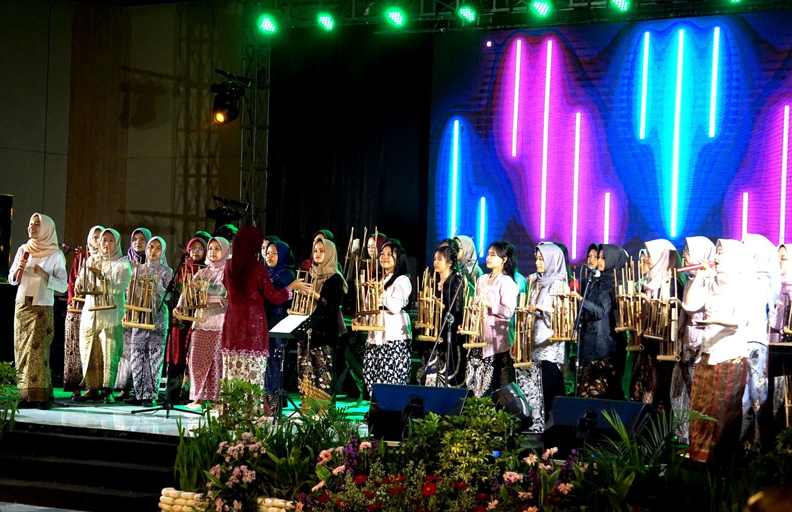 Kolaborasi Manshur Angklung & Angklung Orchestra How to Play Angklung/Interaktif SMAN 3 Kuningan di panggung Festival Angklung Kuningan 2023.*