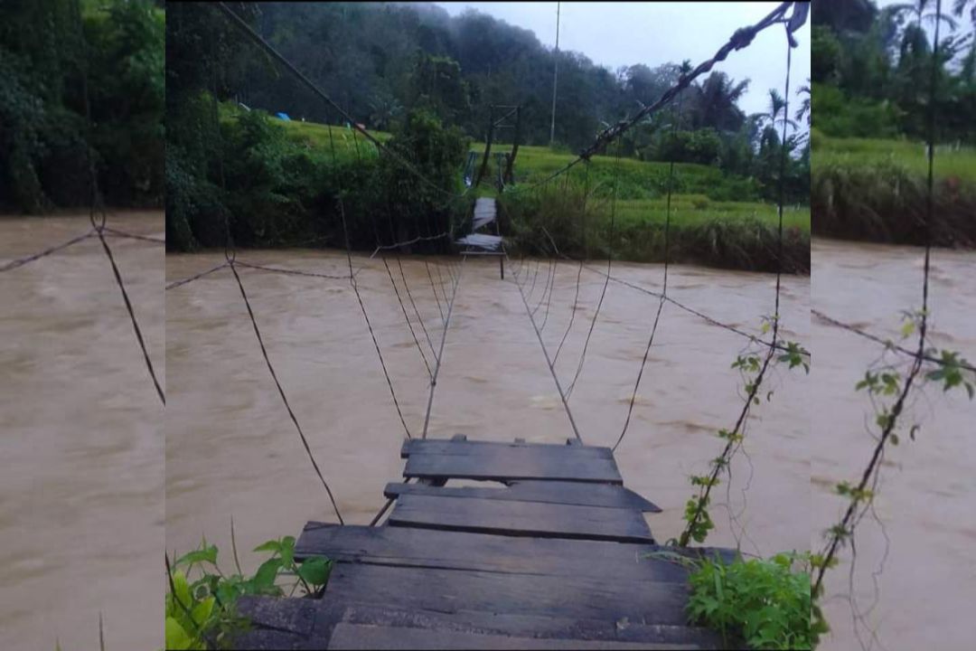 Jembatan gantung penghubung dari Muara Tambangan menuju Sigalabur yang putus akibat dihantam banjir pada Sabtu malam, 3 Desember 2023 malam