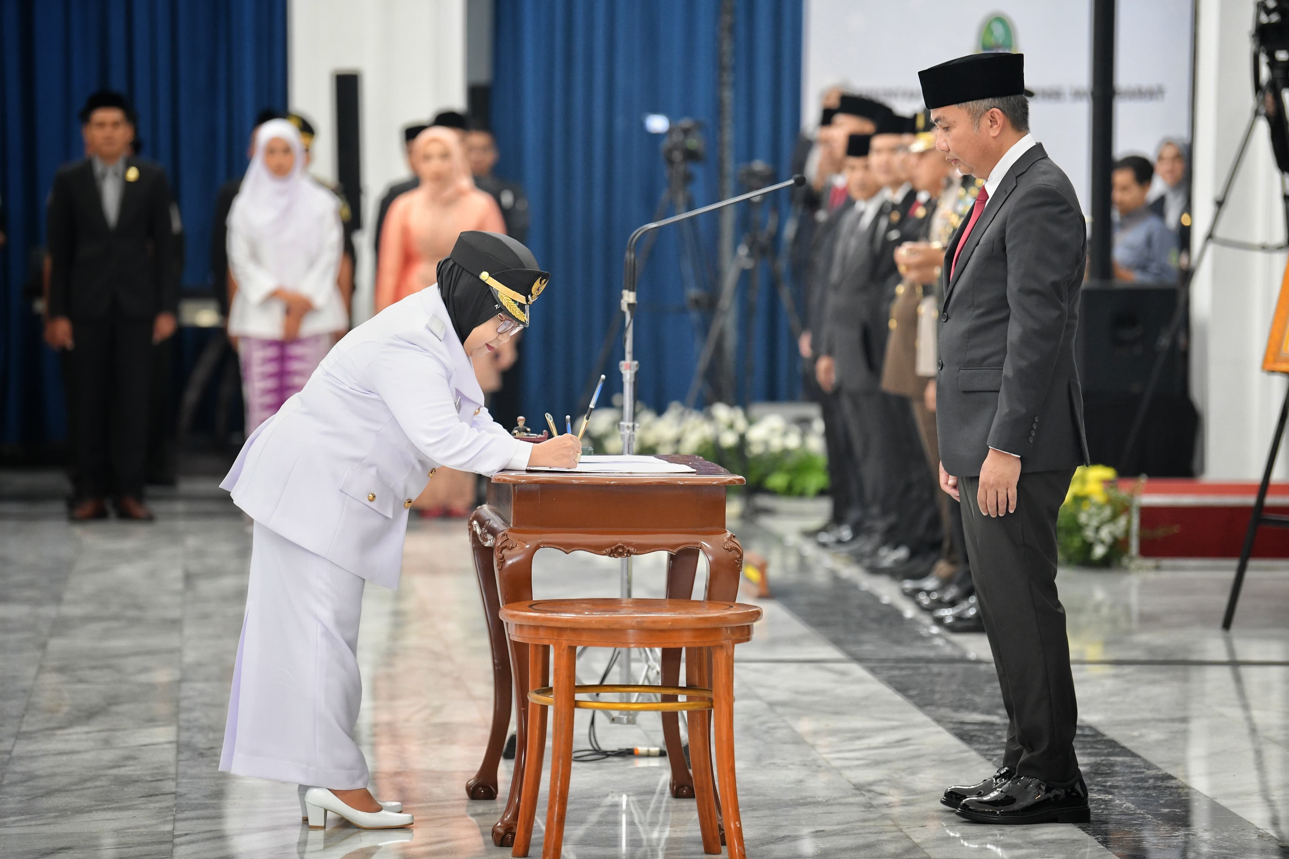 Pj. Gubernur Jabar melantik Bupati Kerawang, Pj. walikota Banjar dan Pj. Bupati Kuningan