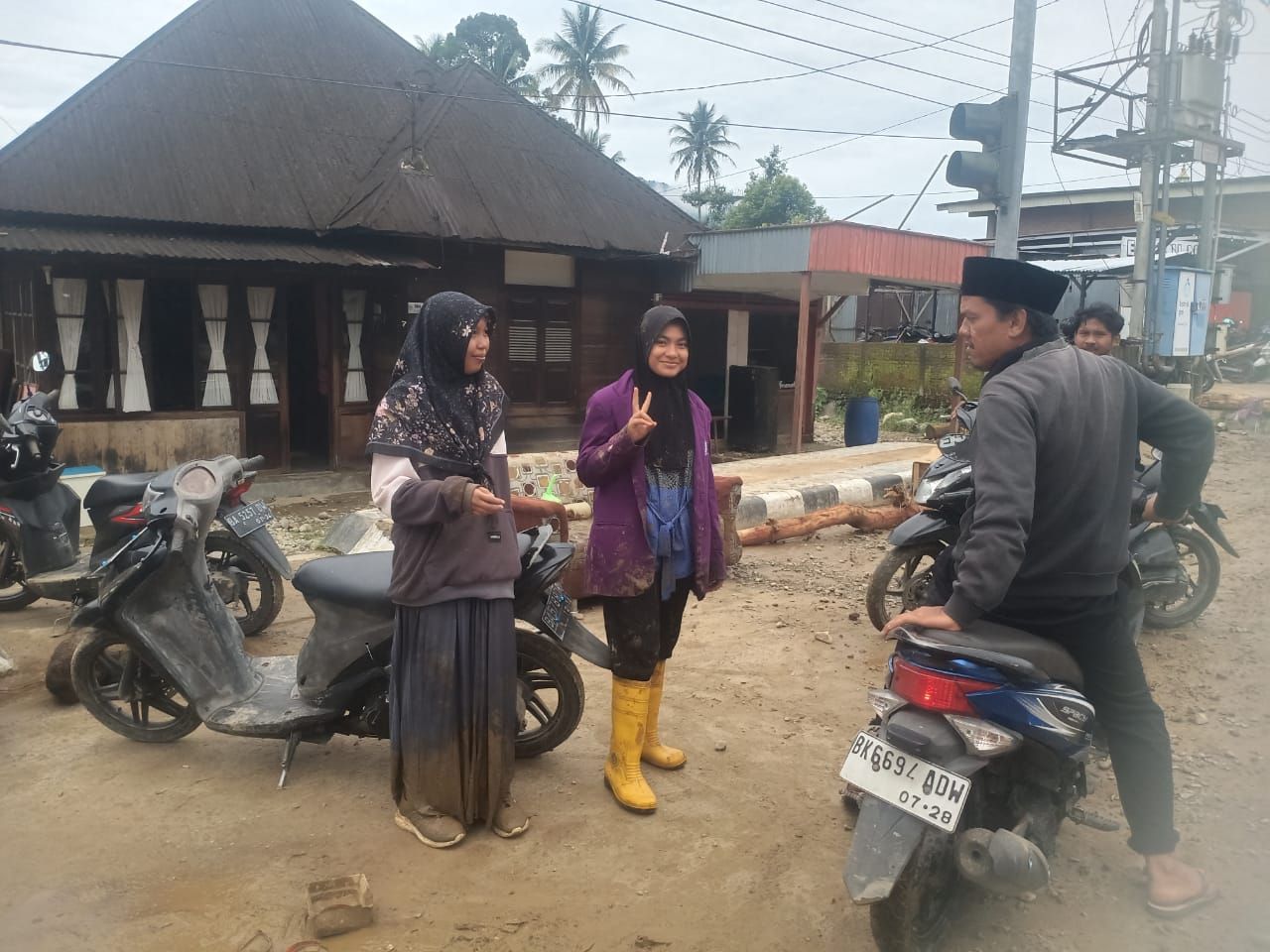 Mahasiswi STAI Lubuksikaping turut membantu membersihkan rumah warga dari matrial sisa banjir di Lubuksikaping, Kabupaten Pasaman