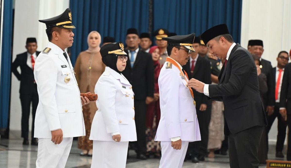 H. Raden Iip Hidajat dilantik menjadi Pj Bupati Kuningan oleh Pj Gubernur Jawa Barat, Bey Triadi Machmudin.