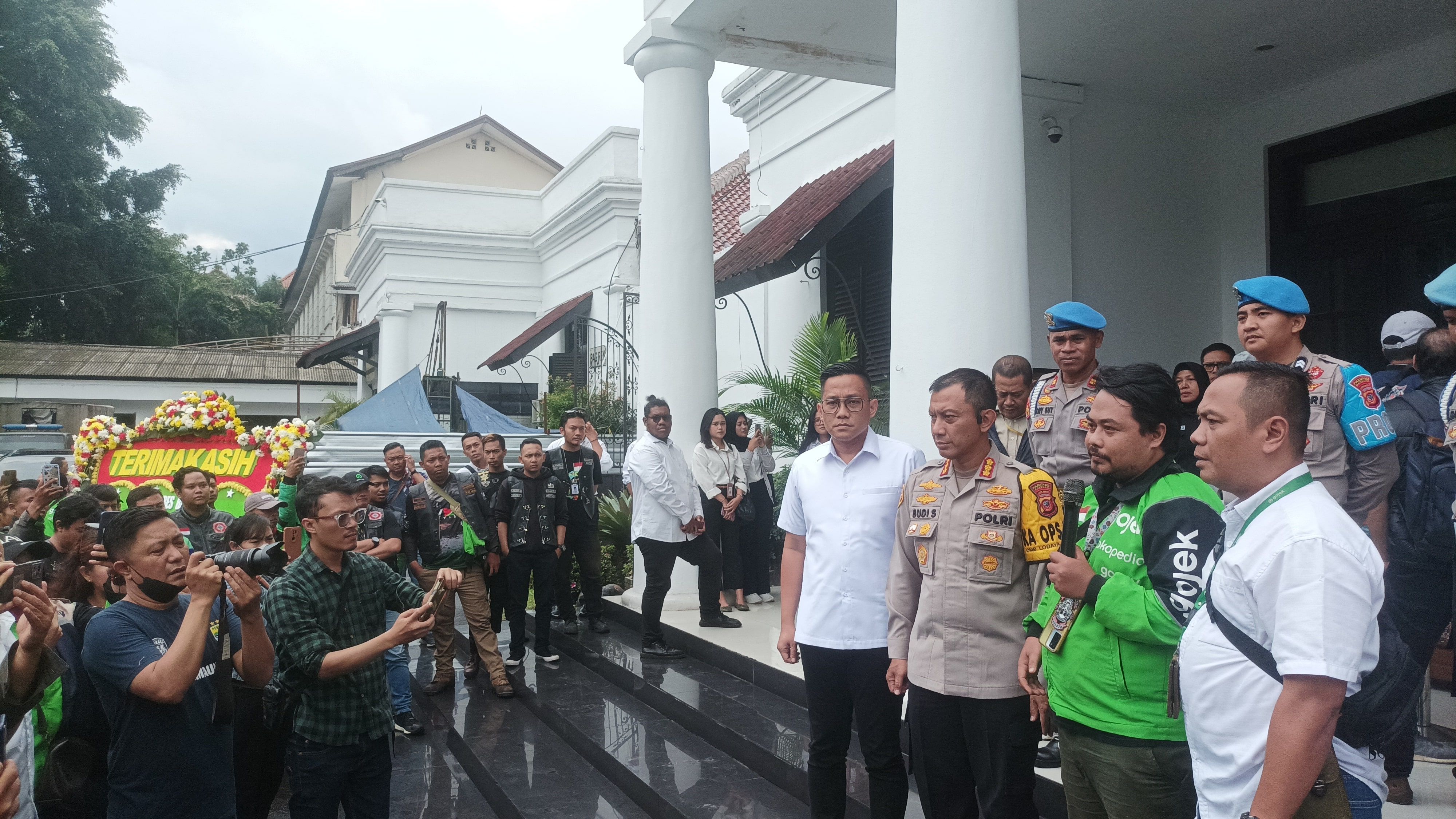 Perwakilan ojol berterima kasih atas diungkapnya kasus pembegalan terhadap sopir ojol oleh RM dan RF di Mapolrestabes Bandung di Jalan Merdeka, Kota Bandung pada Senin 4 Desember 2023.