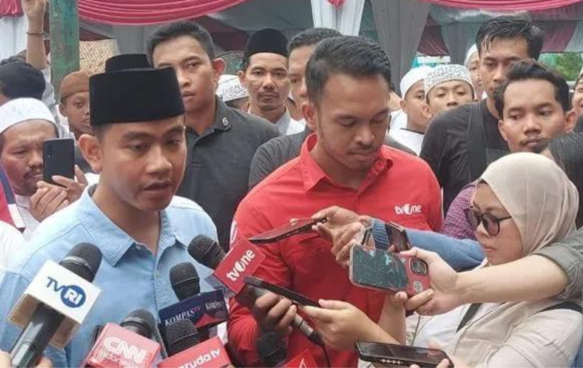 Cawapres Gibran saat berkunjung ke Pondok Pesantren Asshidiqiyah Batuceper Tangerang, Senin (4/12).