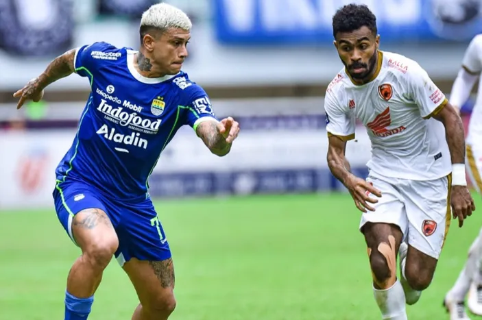 Ciro Alves berduel dengan Yakob Sayuri pada kompetisi BRI Liga 1 musim 2022-2023 silam di Stadion Pakansari, Persib Bandung kalah 1-2 dari PSM Makassar