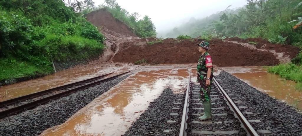 Perjalanan kereta api yang melintasi wilayah Daerah Operasi 3 CirebMaterial longsor yang menutup jalur Kereta APi di KM 340+100 antara Stasiun Karanggandul-Karangsari wilayah Daop 5 Purwokerto. 