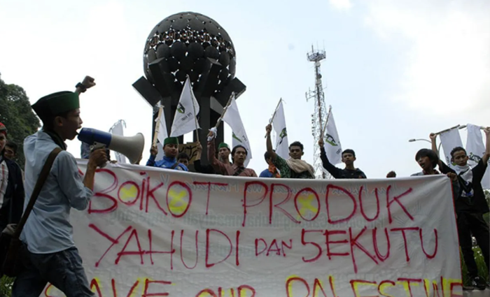 Nampak puluhan mahasiswa dari berbagai elemen menggelar aksi ajakan boikot produk israel di bundaran tugu adipura, Tangerang, Banten. ANTARA FOTO/Lucky .R/ed/nz. (ANTARA FOTO/Lucky R)