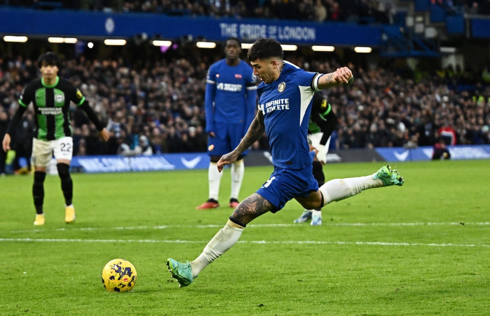Enzo Fernandez saat melakukan eksekusi penalti. Chelsea menang 3-2 vs Brighton.
