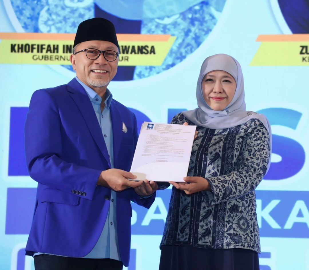 Ketua Umum PAN Zulkifli Hasan menyerahkan surat rekomendasi mengusung Khofifah Indar Parawansa maju di Pilgub Jawa Timur 2024.