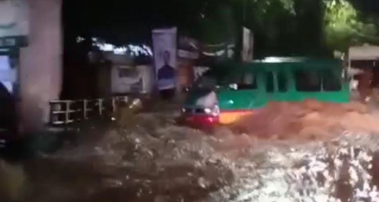 Nekat menerobos banjir, satu unit angkot terseret arus banjir di ruas Jalan Raya Mahar Martanegara, Cigugur Tengah, Kota Cimahi, Selasa, 5 Desember 2023 malam. 