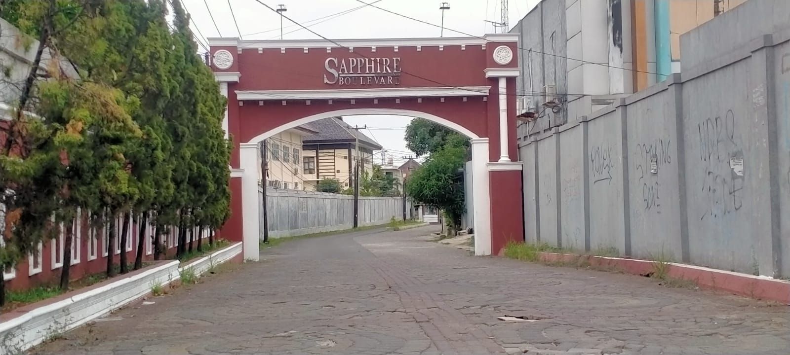 Gerbang masuk menuju Kompleks Perumahan Elite Sapphire Boulevard di Jalan Pemuda Kota Cirebon.*