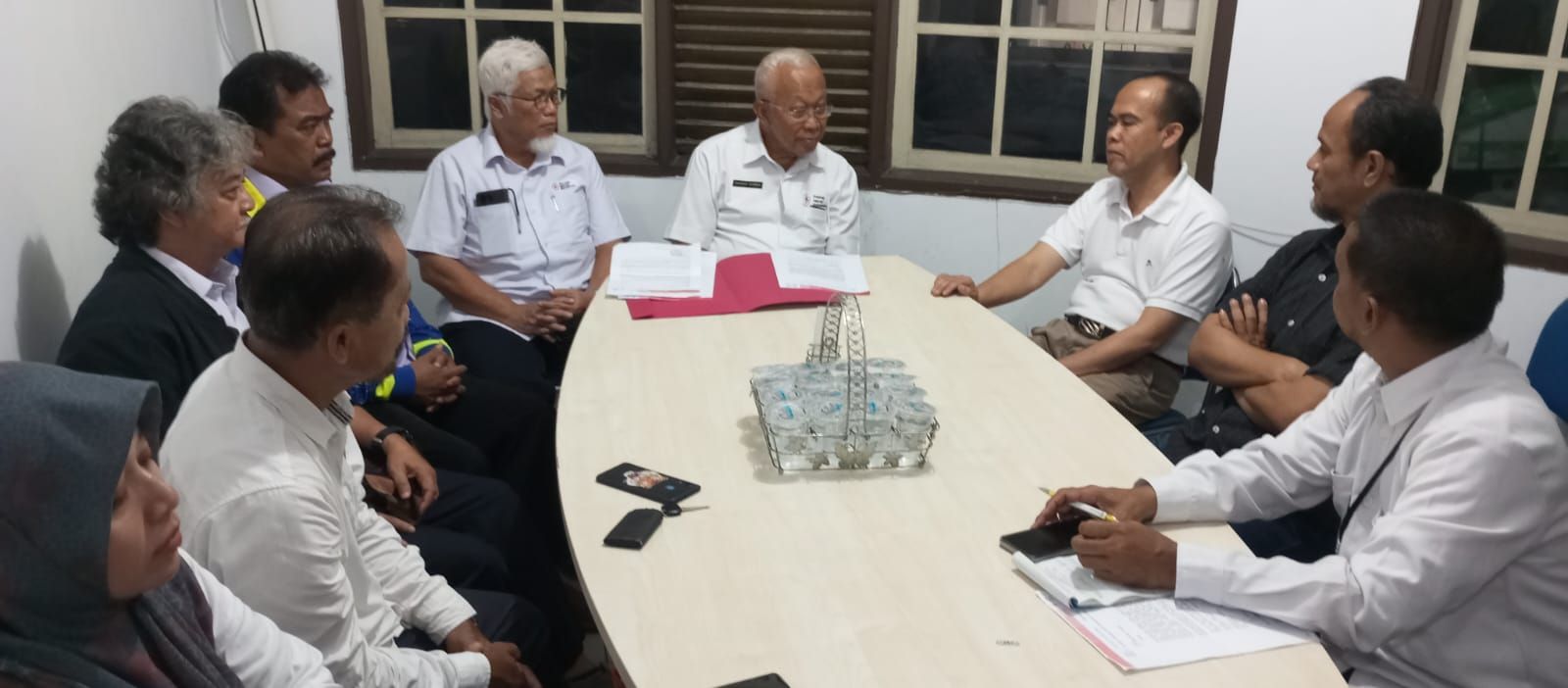 Jajaran pimpinan PMI Kota Tasikmalaya berbincang dengan jajaran pimpinan HU Kabar Priangan.*