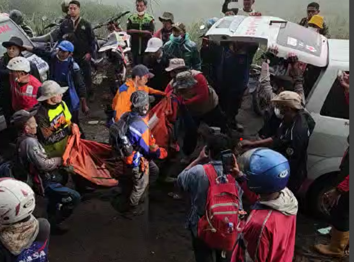 Evakuasi Jenazah Pendaki Terjebak Erupsi Gunung Marapi di Sumbar, Selasa 5 Desember 2023