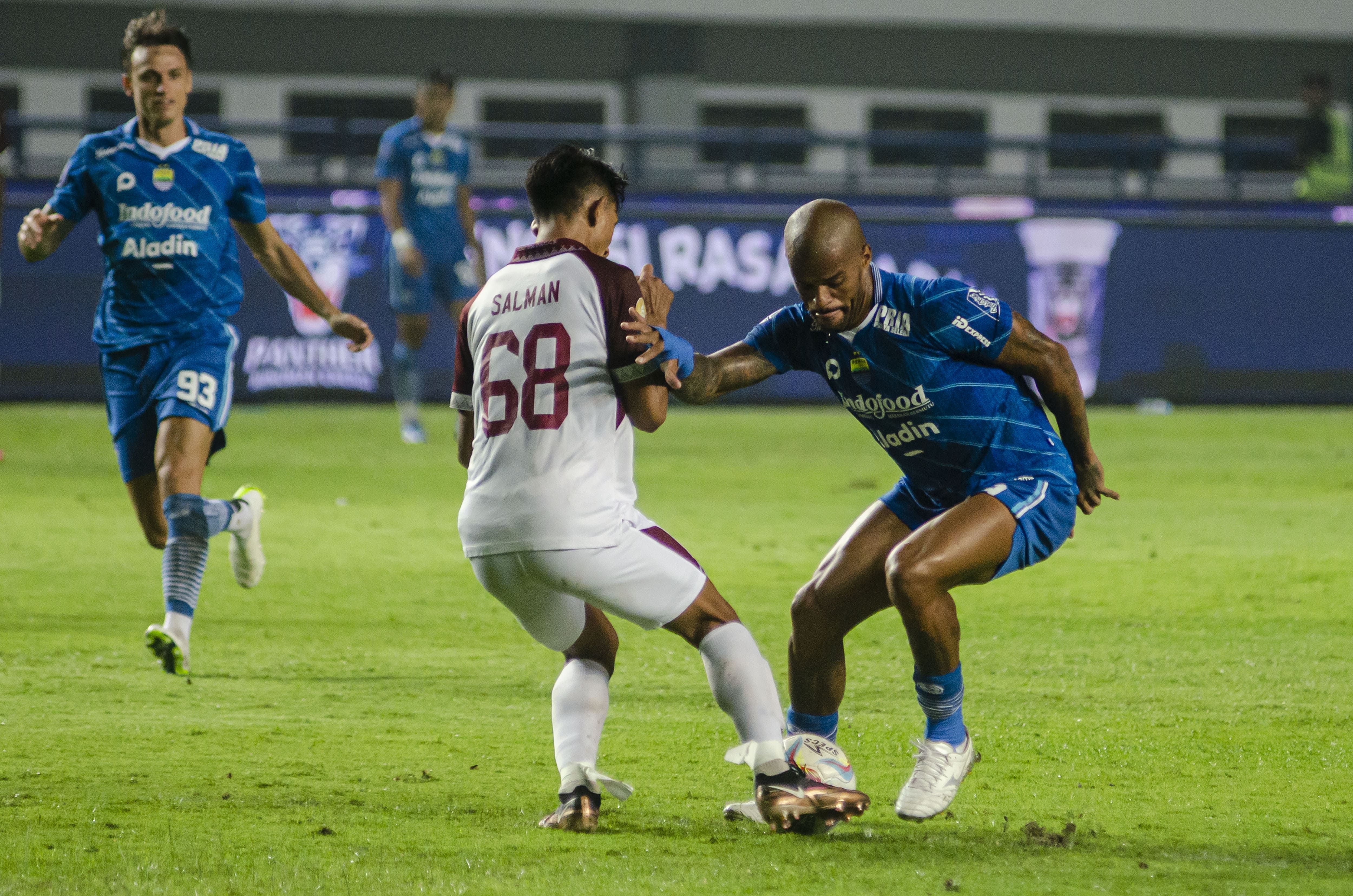 Pesepak bola Persib Bandung David da Silva (kanan) berusaha melewati pesepak bola PSM Makassar Salman Zahran (kedua kanan) saat pertandingan lanjutan BRI Liga 1 di Stadion Gelora Bandung Lautan Api, Bandung, Jawa Barat, Senin, 4 Desember 2023.