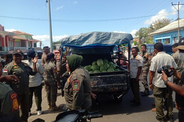 Adu mulut antara pedagang buah dengan Satpol PP Flores Timur, Selasa (5/12/2023).//