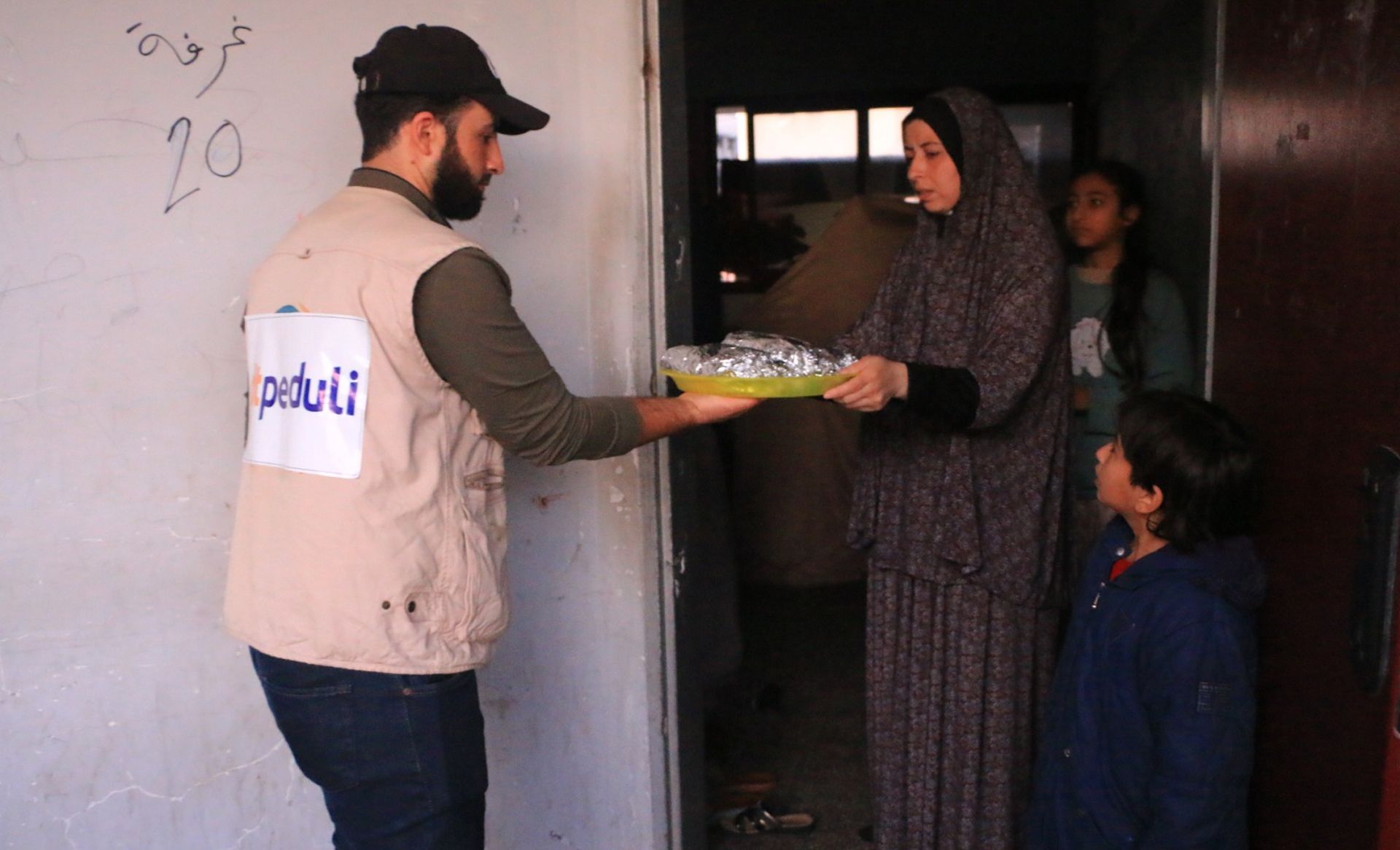 DT Peduli Bagikan 1.350 Paket Makanan Siap Santap untuk Pengungsi di Gaza