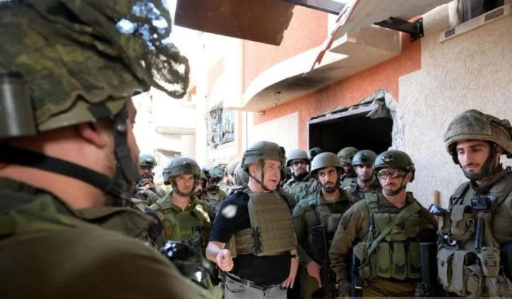  Perdana Menteri Israel Benjamin Netanyahu berbincang dengan sejumlah tentara Israel selama gencatan senjata sementara antara Hamas dan Israel, Jalur Gaza, Palestina, Minggu, 26 November 2023. 