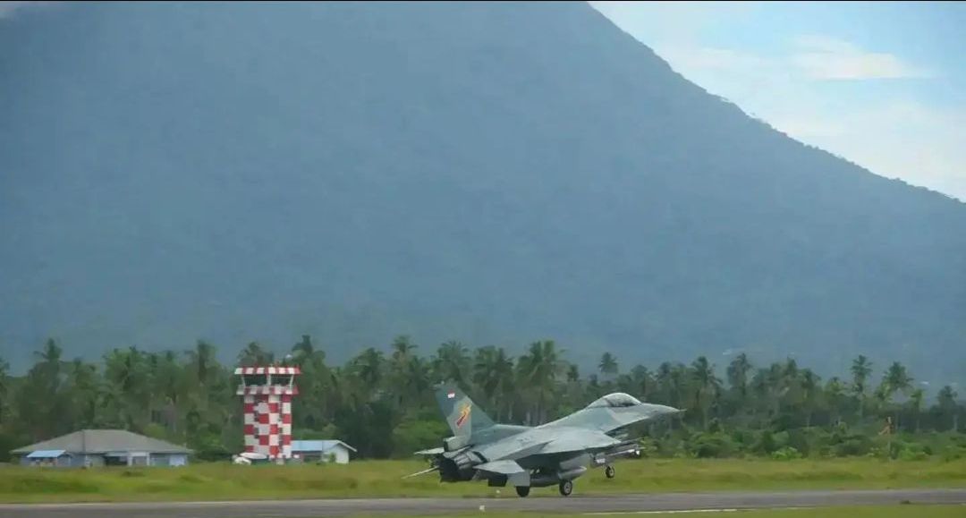 Pesawat Tempur F-16 saat lepas landas dari Lanud Raden Sadjad Natuna -f/istimewa 