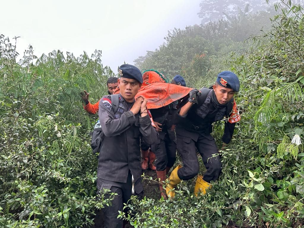 Tim SAR mengevakuasi korban erupsi di Gunung Merapi Sumbar pada Rabu 6 Desember 2023.