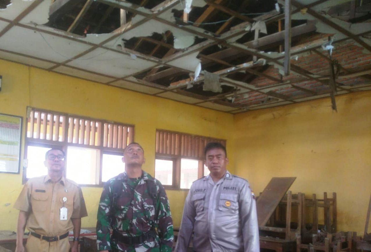Kondisi ruang kelas 3 SDN 2 Ketangirejo, Kecamatan Godong, Grobogan plafonnya sudah jebol.